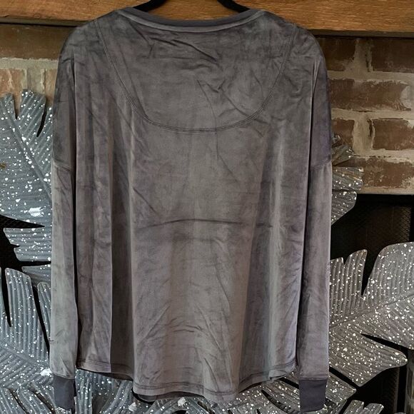 𝅺secret Treasures Ladies Gray Plush Velour Long-sleeve Top - Picture 2 of 2